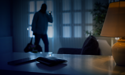 Afyonkarahisar Emniyeti'nden Kaçamadı: Hem Minibüsü Hem Evi Soyan Hırsız Tutuklandı!