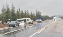 Eskişehir-Afyonkarahisar Yolunda Korkutan Kaza: Yağmurda Kayan Minibüs Şarampole Devrildi!