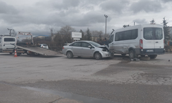 Afyon OSB İçinde Korkutan Kaza: Otomobil ile Minibüs Akaryakıt İstasyonu Girişinde Çarpıştı