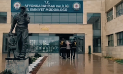 Afyon’da Dolandırıcılık: Kendini Polis Diye Tanıtan Çete Çökertildi. Milyonluk Altınları Kendi Eliyle Teslim Etti!
