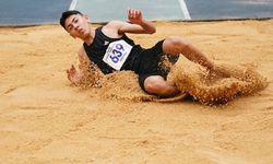 Afyonkarahisarlı Nihat Karabacak Türkiye Şampiyonu! Atletizmde Bursa'dan Çifte Madalya ile Döndü!