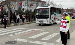 Okul Önlerinde Güvenlik Seferberliği: Afyon’da Öğrenci ve Velilere "Okul Geçidi Görevlisi" Eğitimi!