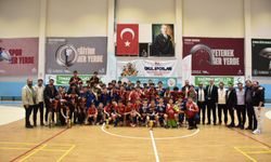 Afyon’da Futsal Şampiyonu Belli Oldu! Kocatepe Ortaokulu Tınaztepe’de Kupayı Kaldırdı
