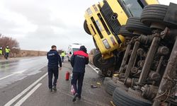 Afyon’da Feci Kaza: Balık yemi yüklü tır devrildi
