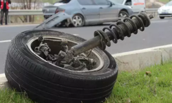 Afyon'da seyir halindeki otomobilin tekerleği çıktı