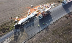 Afyon'da tır kazası, tonlarca havuç ziyan oldu