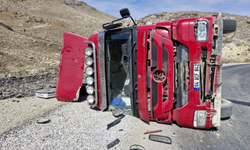 Afyon’da Kömür Yüklü Tır Devrildi: 1 Kişi Yaralandı