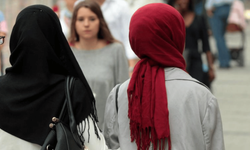 Fatih Camii’nde Kadir Gecesi’nde Şok Eylem: Kadınlar Neden Başörtülerini Yere Bıraktılar?