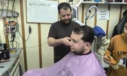 Afyon’da Bayram Mesaisi Gece Yarısını Geçti! Berber Koltuğunda Sabahladılar