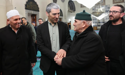 Afyon’da Bayram Namazında Buluşma: Vali Aktaş Vatandaşlarla Bir Araya Geldi