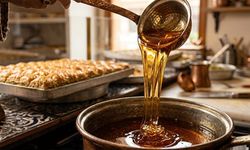 Ustaların 40 yıllık sırrı ortaya çıktı: Baklava şerbeti sıcak mı yoksa soğuk mu dökülür?