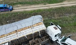 Afyon'da Üç Araç Birbirine Girdi! Saman Yüklü Kamyon Tarlaya Devrildi