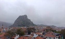 Meteoroloji Uyardı, Yağış Başladı! Afyon’da 23 Nisan Kutlamalarına Yağmur Bereketli Geldi!