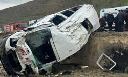 Kontrolden çıkan minibüs dereye uçtu: 16 kişi yaralandı