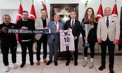 Afyon Belediye Yüntaş Kadın Voleybol Takımı Vali Aktaş’ı Ziyaret Etti