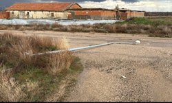 Afyon’da Sağanak ve Rüzgar Direk Devirdi: Faciadan Kıl Payı Dönüldü