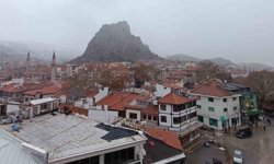 SON DAKİKA... AFYONKARAHİSAR’DA NİSAN KAR'I: ÇİÇEK AÇAN AĞAÇLARIN ÜZERİNE KAR YAĞDI!