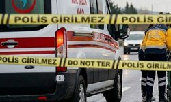 Afyonkarahisar’da Korkutan Kaza: Otomobil Refüjdeki Direğe Çarptı