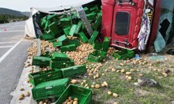 Afyon’da Patates Yüklü Tır Devrildi: Yaralılar Var