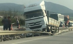 Afyonkarahisar-Emirdağ Yolunda Korkutan Kaza! Kontrolden Çıkan Tır Bariyerlere Saplandı