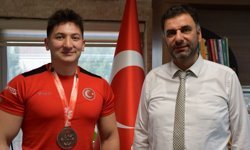Afyonkarahisar’ın "Bileği Bükülmez" Sporcusuna İl Müdürü’nden Tebrik... Beytullah Gökhasan Türkiye Üçüncüsü Oldu!