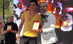 Afyonlu genç kuaför bakın nasıl derece yaptı