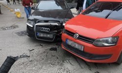 Kaza anı kamerada! İki araç çarpıştı