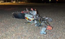 Bolvadin’de kontrolden çıkan motosiklet refüje çarptı: Yaralılar var!