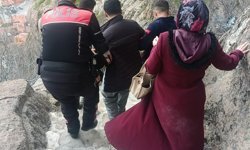 Afyonkarahisar Kalesi’nde Nefes Kesen Dakikalar! Kayalıklara Çıkan Şahıs İçin Ekipler Seferber Oldu