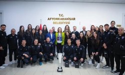 Zaferin Sultanları Afyonkarahisar'a kupayla döndü: Başkan Köksal makamında ağırladı