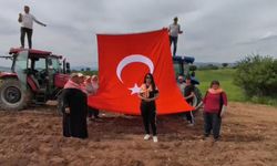 Tarlayı Sürerken Bayramı Unutmadılar! Afyonlu Çiftçilerden Göğüs Kabartan 19 Mayıs Coşkusu
