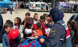 Afyon Hocalar'da gençlik festivali: Jandarma 1156 çocuğa hediye dağıttı