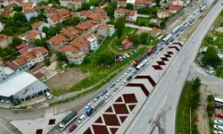Afyonkarahisar’da Bayram Tatili Trafiği Yoğunlaştı: Yollarda Uzun Kuyruklar Oluştu