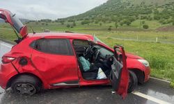 Afyonkarahisar’da kontrolden çıkan otomobil hurdaya döndü