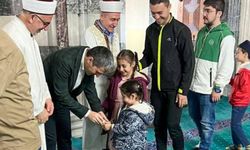 Vali Aktaş bayram namazını İmaret Camii'nde kıldı: Çocuklara harçlık dağıttı