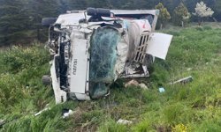 Afyonkarahisar’da kamyon şarampole devrildi: Yaralılar var!