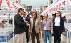 Kitapseverler Zafer Meydanı’nda buluştu: Başkan Köksal stantları ziyaret etti