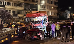 Katliam Gibi Kaza! Dev Tır Otomobilleri Kağıt Gibi Biçti: 5 Ölü, 6 Yaralı Var!