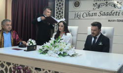 Afyon'da Yılın Nikahı! Polis Çift Evlilik Yolunda Ezber Bozdu: Nikah Salonuna Geliş Tarzları Herkesi Şoke Etti!