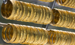 Altın Fiyatları Haftaya Sert Yükselişle Başladı! Piyasalarda İran ve Dolar Etkisi