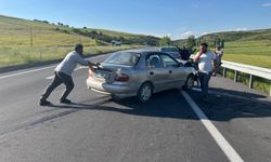 Afyonkarahisar’da Kavşakta Kaza: İki Otomobil Çarpıştı, 2 Kişi Yaralandı!