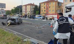 Kütahya-Afyon Yolu Savaş Alanına Döndü: Direğe Çarpıp Karşı Şeride Uçan Araç Can Aldı!
