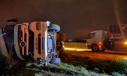 Afyonkarahisar'da Korkunç Trafik Kazası: Kontrolden Çıkan Tır Devrildi! Arkadan Gelen Otomobil Dorsenin Altına Girdi...