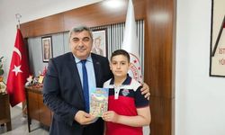 Minik yazar Yiğit Bulut’tan büyük başarı: İlk kitabını Müdür Sünnetci'ye takdim etti