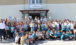 İhsaniye'de öğrencilere karne sürprizi: Müdür Sünnetci çocukların sevincine ortak oldu