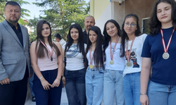 Afyon’da Öğrencilere Anlamlı Ödül! Muhtar Hasan Sezgin’den Başarıya Madalyalı Destek