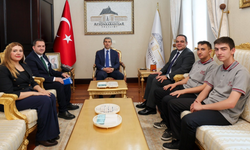 Afyon'un şampiyonlarını Vali Aktaş makamında ağırladı