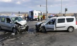 Afyon'da Kavşakta Feci Çarpışma! Aralarında Çocukların da Bulunduğu 8 Kişi Yaralandı