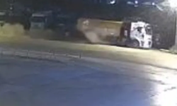 Feci Kaza! Otomobil Kamyona Saplandı: 3 Kişi Hayatını Kaybetti
