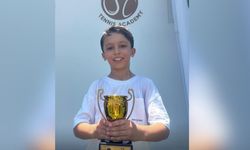 Afyonkarahisar’ın Gururu Yağızalp Fenercioğlu: Denizli’deki Tenis Turnuvasında Şampiyonluk Kupasını Kaldırdı!